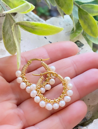 ENTRE PERLAS (aretes argollas pequeñas)