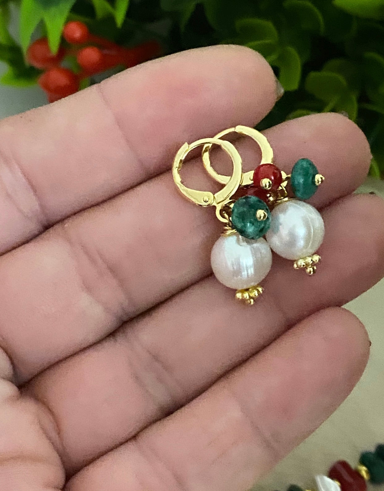 NAVIDAD ENTRE PERLAS Y COLORES (aretes)