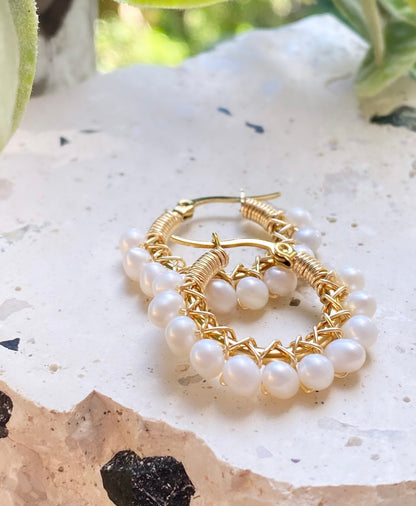 ENTRE PERLAS (aretes argollas pequeñas)